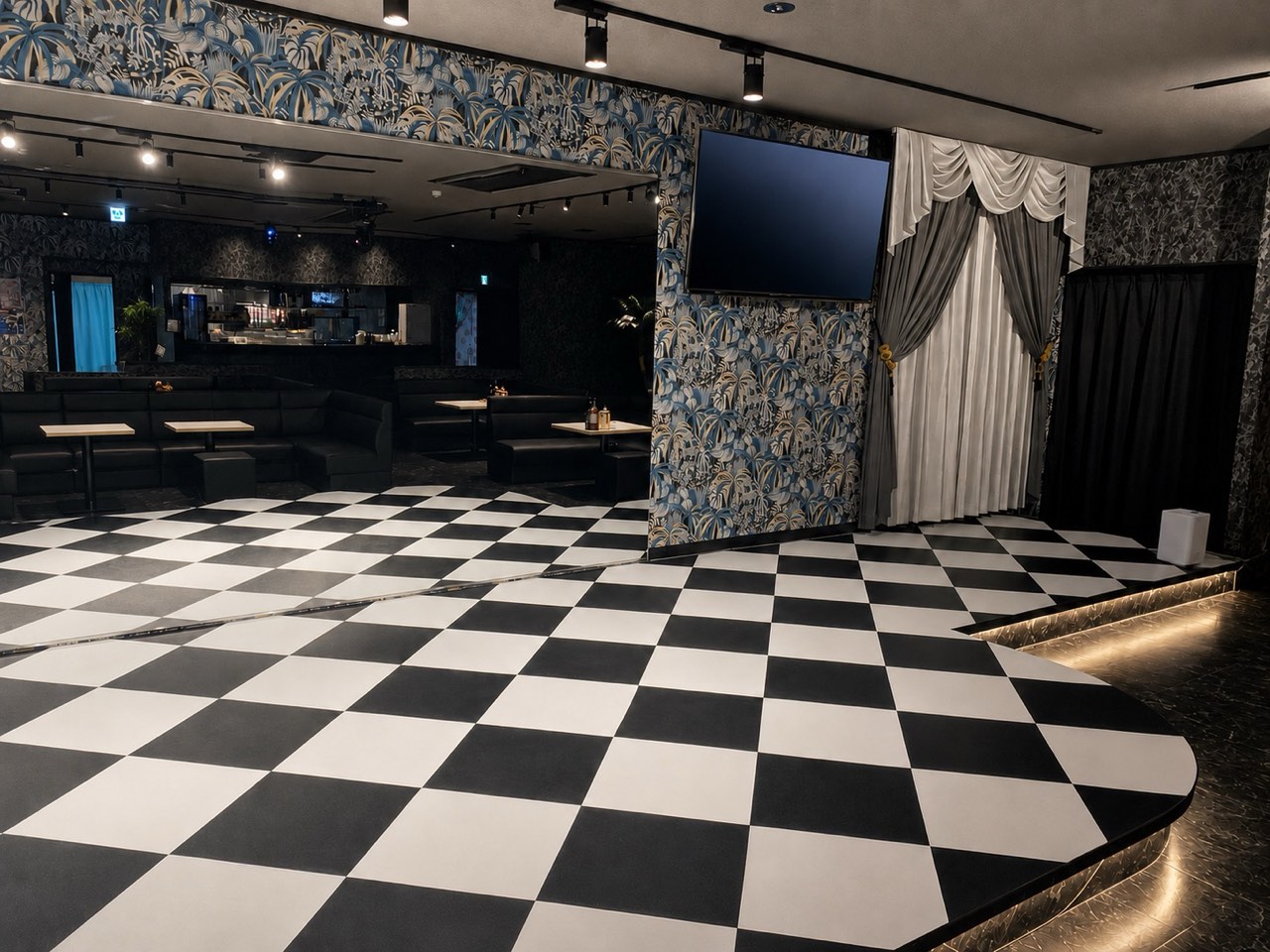 白黒の市松模様のダンスフロア